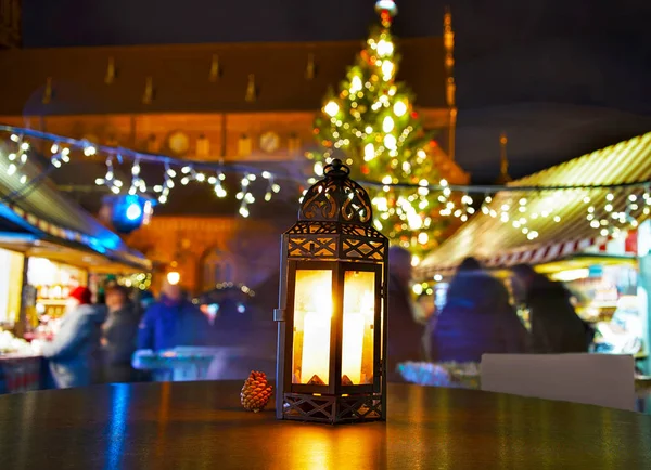 Lanterna con candela al Mercatino di Natale di Riga in riflesso serale — Foto Stock
