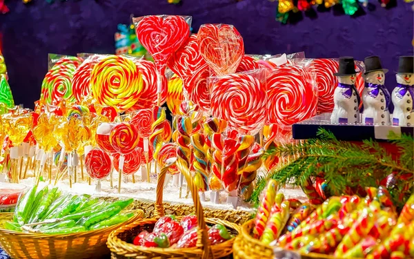 Stand mit bunten Bonbons auf dem Weihnachtsmarkt — Stockfoto