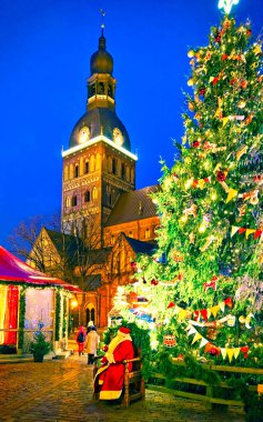 Noel Baba, Avrupa 'daki Noel pazarının tepesinde.