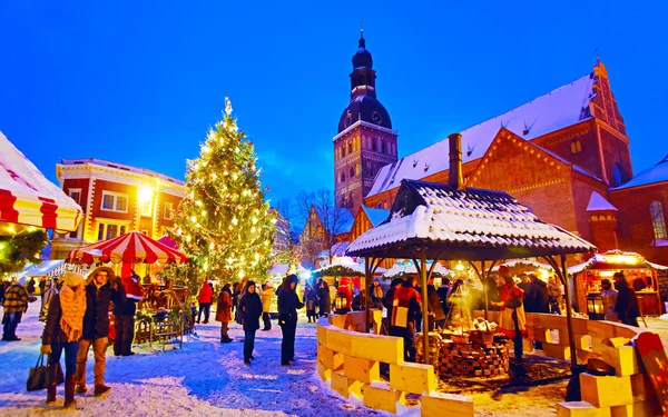 As pessoas gostam do mercado de Natal no reflexo de Riga — Fotografia de Stock