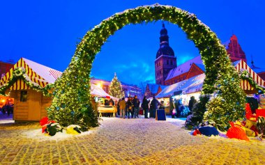 Riga refleksindeki Noel pazarının güzel girişi