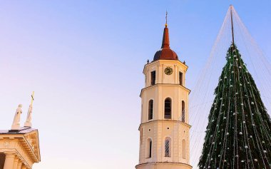 Yılbaşı ağacı ve Katedral çan kulesi Litvanya Vilnius, refleks sırasında