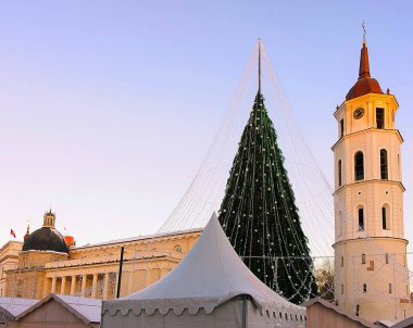 Yılbaşı ağacı ve Katedral çan kulesi Litvanya Vilnius reflekste