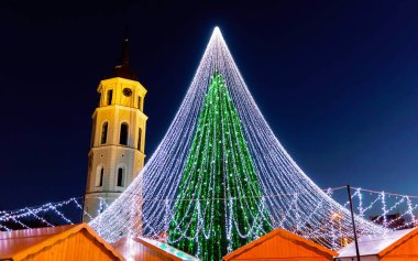 Litvanya 'nın Vilnius şehrinde Noel ağacı ve Katedral çan kulesi