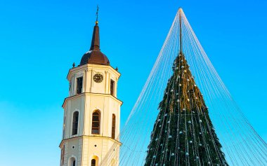 Litvanya 'da Noel ağacı ve Katedral çan kulesi Vilnius refleksi