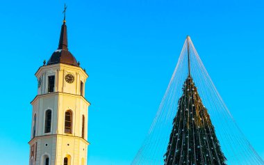 Katedral çan kulesinde Noel ağacı Vilnius Litvanya Advent refleksi
