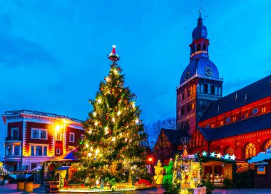 Riga Katedrali yakınlarında parlayan Noel ağacı pazarı