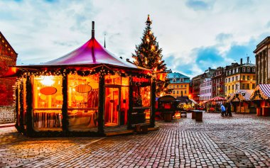 Riga refleksindeki Noel pazarında Noel pavyonu
