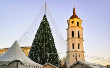 Noel ağacı ve Katedral çan kulesi Vilnius Litvanya Xmas refleksinden önce