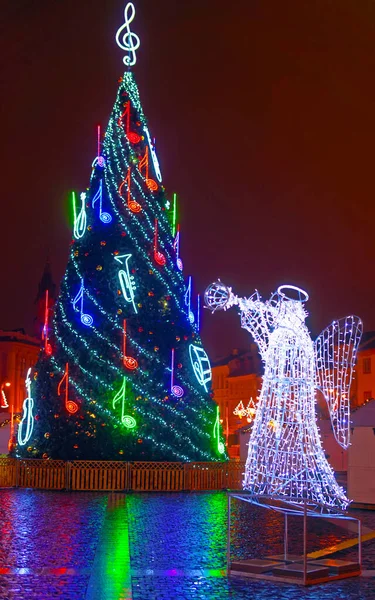 El humor navideño en un reflejo de la plaza del ayuntamiento sin nieve —  Fotos de Stock