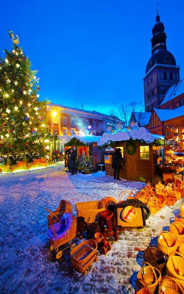 Grande Mercado de Natal e reflexo de árvore iluminada — Fotografia de Stock