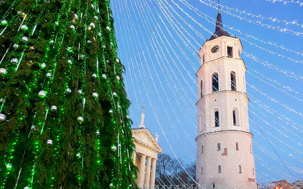 Árbol de Navidad y bazar de Navidad Vilna Adviento Lituania en reflejo vespertino —  Fotos de Stock