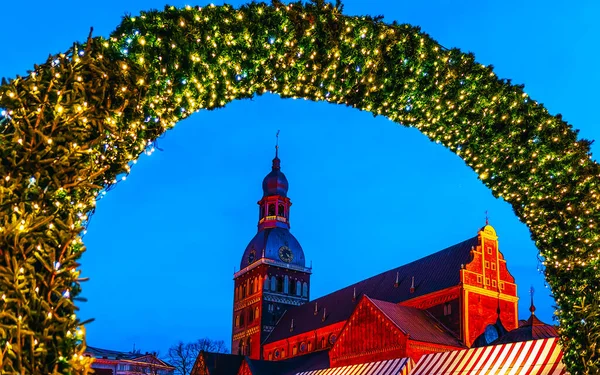 Riga kathedraal in de buurt van de ingang van de kerstmarkt reflex — Stockfoto