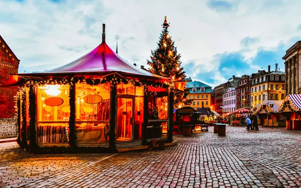 Pavilhão de Natal no mercado de Natal em reflexo de Riga — Fotografia de Stock