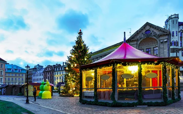 Kerstpaviljoen op de kerstmarkt in het oude Riga reflex — Stockfoto