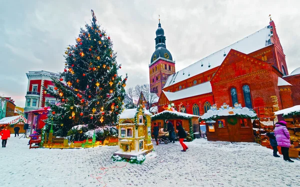 Gente Mercado de Navidad Plaza Cúpula Árbol de Navidad puestos de nieve Riga reflex —  Fotos de Stock