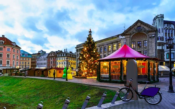 Eenzame fiets links in de buurt van de Riga Kerstmarkt reflex — Stockfoto