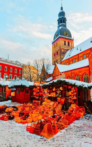 Pessoas mercado de Natal Cúpula Praça cestas de palha barracas de neve reflexo Riga — Fotografia de Stock