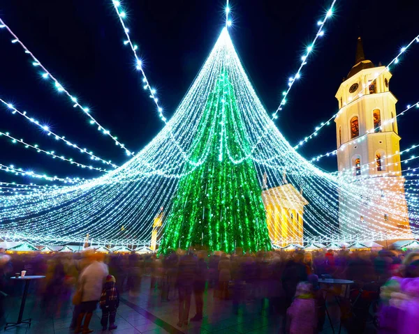 Gente en el mercado de Navidad de Vilna y árbol de Navidad en reflejo nocturno —  Fotos de Stock
