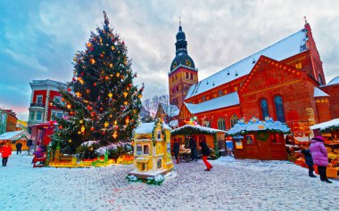 Riga Dome Meydanı 'nda geleneksel Avrupa Noel pazarı