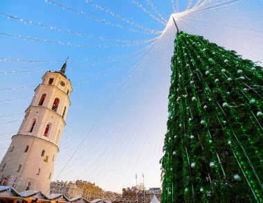 Noel ağacı ve Katedral çan kulesi Vilnius Advent refleksi