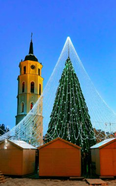 Noel ağacı süslemeleri ve Xmas tezgahları Katedral Meydanı refleksinde