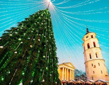 Vilnius refleksindeki Gece Noel pazarındaki insanlar