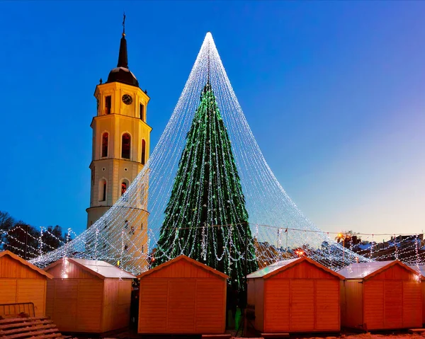 Árbol de Navidad con decoración y puestos de Navidad en Cathedral Square reflex —  Fotos de Stock