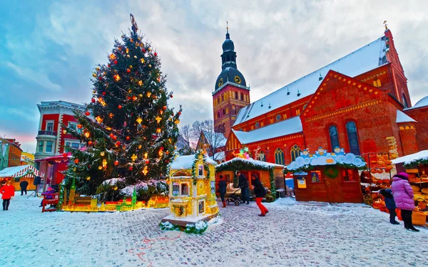 Mercado de Natal europeu tradicional em Riga Dome reflexo quadrado — Fotografia de Stock