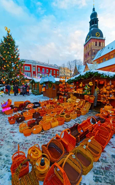 Handgefertigte Strohkorb Souvenirs zum Verkauf — Stockfoto