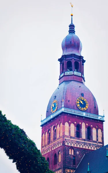 Catedral de Riga Dome en el reflejo de invierno de la Ciudad Vieja — Foto de Stock