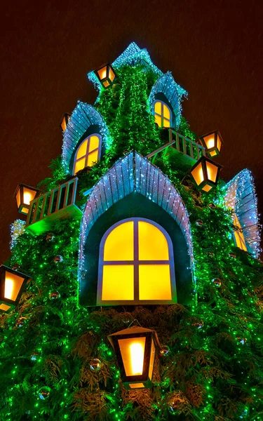 Árbol de Navidad en la Plaza de la Catedral de Vilna en Lituania reflejo — Foto de Stock