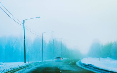 Rovaniemi refleksindeki kış yolunda araba nakli