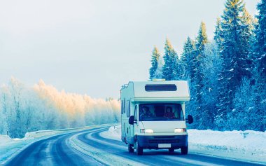 Kervan kışın Rovaniemi refleksi içinde