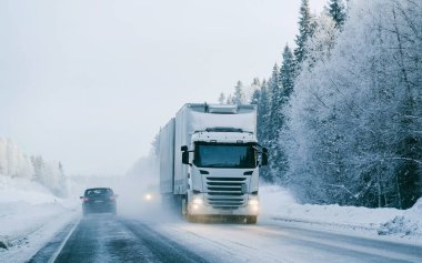 Karlı kış yolunda kamyon. Finlandiya Laponya refleksi.