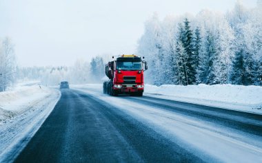 Finlandiya 'da Kar Kışları Yolu' ndaki kamyon Laponya refleksi