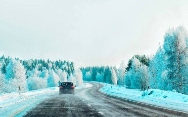 Kış yolundaki araba Laponya 'nın Rovaniemi' sinde ve reflekste