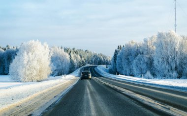 Karlı kış Laponya refleksinde yol üzerindeki araba manzarası