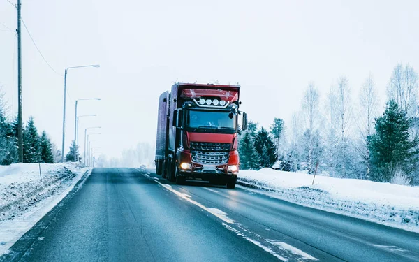 Camión en el invierno nevado Road of Finland Laponia reflex — Foto de Stock