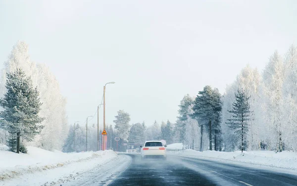 Auto op een weg bij een besneeuwde winter Lapland reflex — Stockfoto