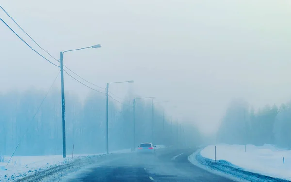 Auto in de weg in mist in de winter Rovaniemi reflex — Stockfoto