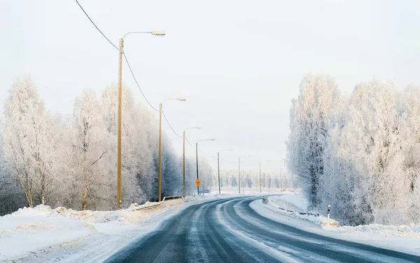 Winter road and a Snowy Forest of Cold Finland reflex — Stock Photo, Image