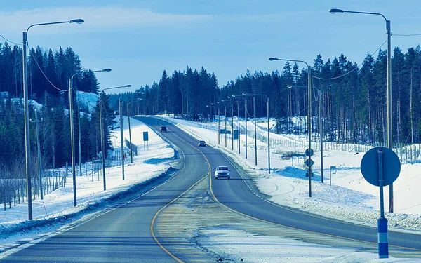 Coches en carretera en invierno Rovaniemi reflejo — Foto de Stock