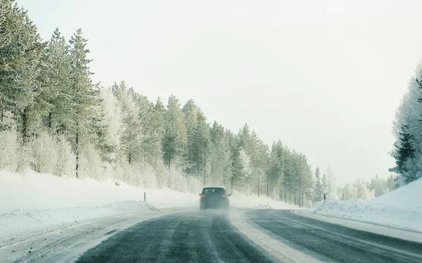 Landskap med bil i snødekt vinterlandskapsrefleks – stockfoto