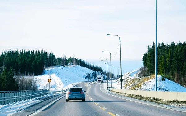 Paisaje y coche en carretera en invierno nevado Laponia reflex — Foto de Stock