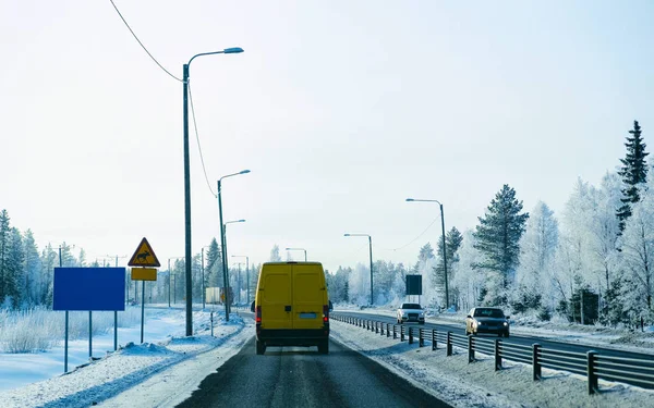 Mini furgoneta en bosque nevado Winter Road en Finlandia reflex —  Fotos de Stock