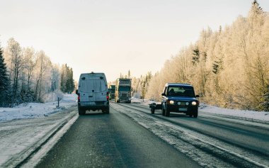 Minibüs, Finlandiya 'nın Kış Yolu' ndaki Karlı Orman 'da.