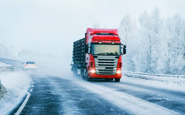 Camión en el invierno nevado Road of Finland Laponia reflex — Foto de Stock