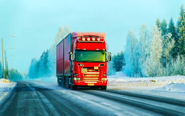 Camión en carretera en invierno Rovaniemi reflejo — Foto de Stock