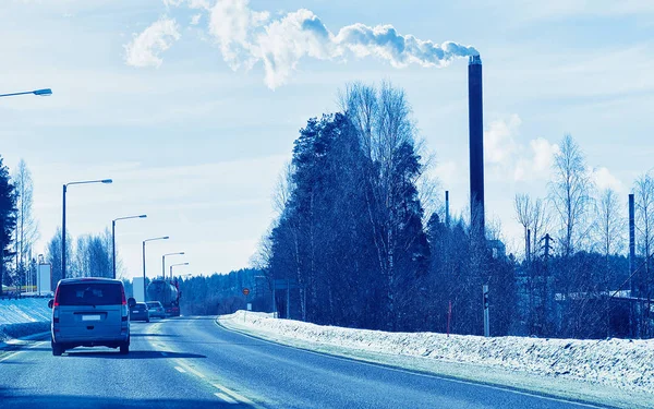 Chimenea de coche y fábrica en carretera en invierno Rovaniemi reflex — Foto de Stock